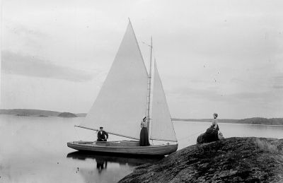 Man och 2 kvinnor vid segelbåt
Nyckelord: Båt Vatten