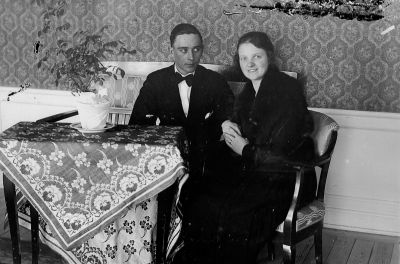 Man och kvinna i rum
Nyckelord: Tapet