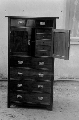 Möbel på gårdsplan
Nyckelord: Byrå