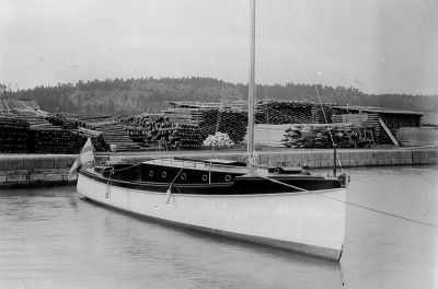 Segelbåt i vattendrag
Nyckelord: Båt Timmer Virke