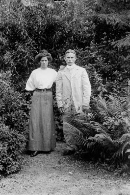 Man och kvinna i trädgård
