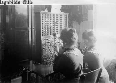 2 telefonister i telefonväxel
Nyckelord: Telefonväxel