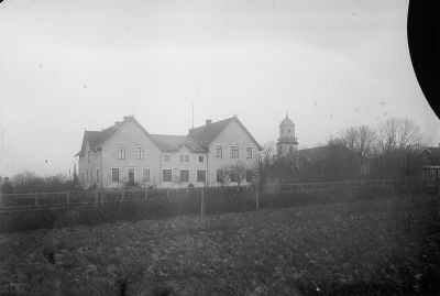 Stor byggnad intill kyrka
