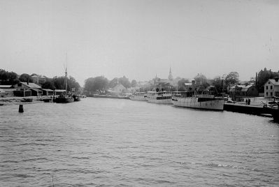 Båt vid hamn intill större ort
Nyckelord: Båt