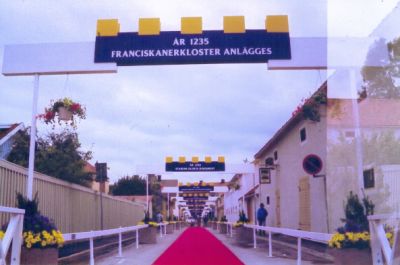 Gata prydd med röd matta, blomster och blågula banderoller
Nyckelord: Matta;Banderoll