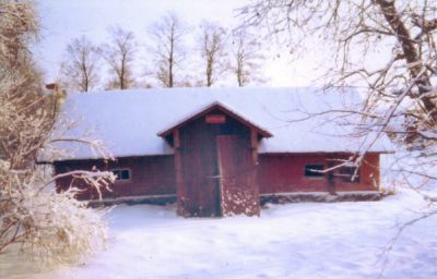 Magasinsbyggnad i snöigt landskap
