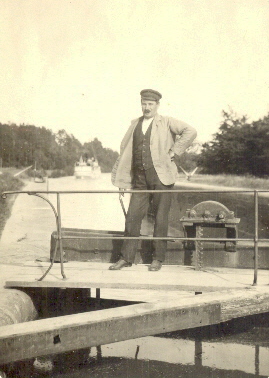 Man stående vid sluss
