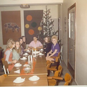 7 kvinnor vid kaffebord
Nyckelord: Julgran