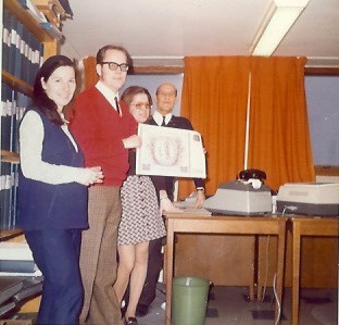 2 kvinnor och 2 män på kontor
