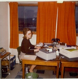 Kvinna på kontor
Nyckelord: Räknemaskin Telefon