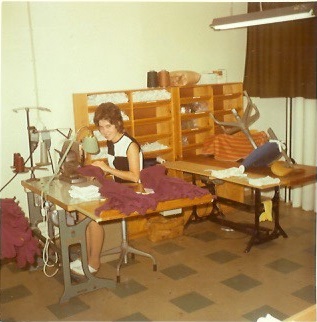 Kvinna med textilarbete
