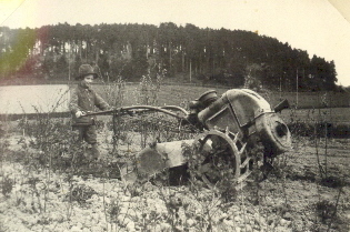 Flicka med jordfräs
Nyckelord: Jordfräs