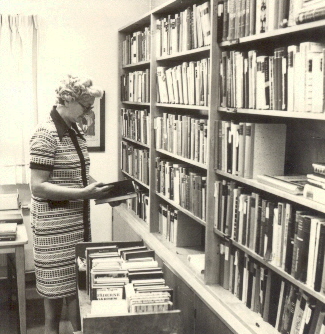 Kvinna stående i bibliotek
