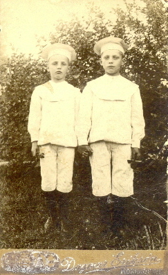 2 pojkar stående utomhus
Ture och Ruben Palmqvist
