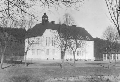 Stor vitputsad byggnad
