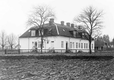Stor vit byggnad
