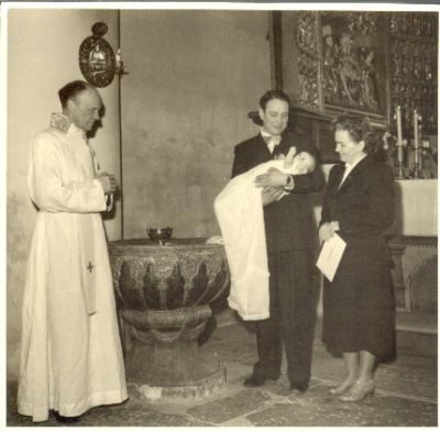 Barndop i kyrka
Nyckelord: Dopfunt