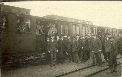 En grupp män vid tåg
Nyckelord: Tåg