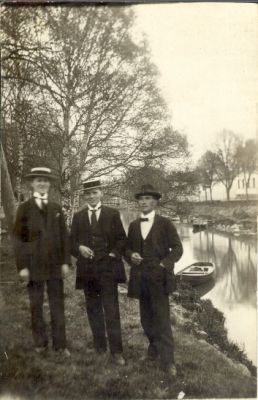 3 män stående vid vattendrag
