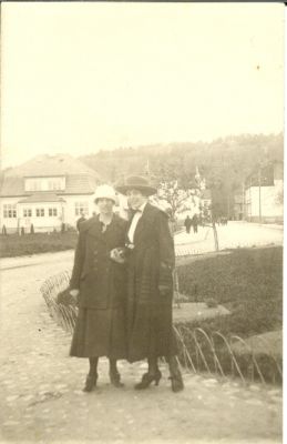 2 kvinnor stående på gata
