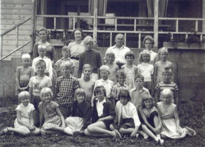 En grupp barn med ledare
