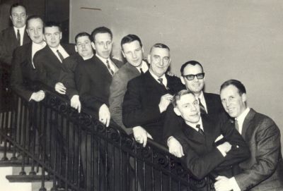 10 finklädda män i trappa
