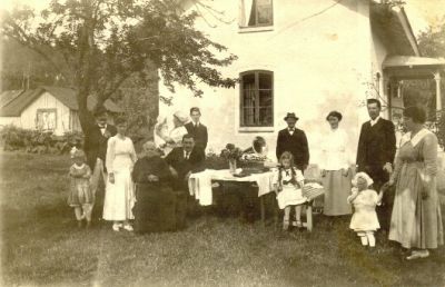 Ett antal personer vid sluss
