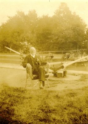 Man sittande vid sluss
