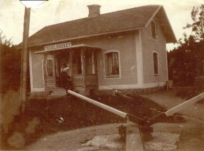 Kvinna stående på veranda vid sluss
