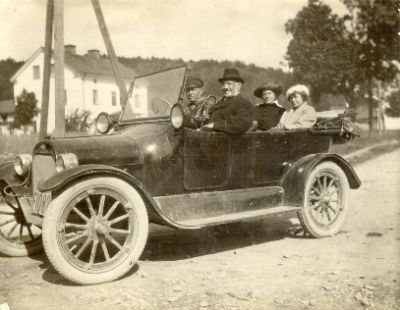 Bil med 4 personer
Nyckelord: Bil