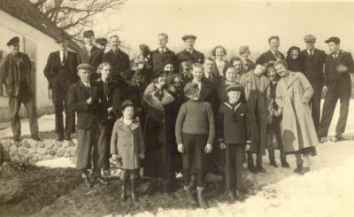 Stor grupp vuxna och barn utomhus
