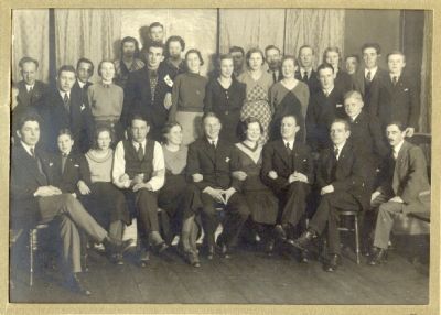 Festklädda i samlingslokal
