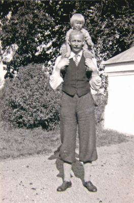 Man med liten flicka på axlarna
