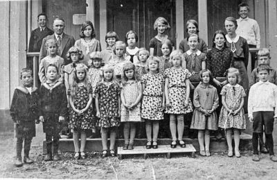 Barn med ledare framför byggnad
