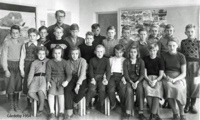 Elever med lärare i klassrum
