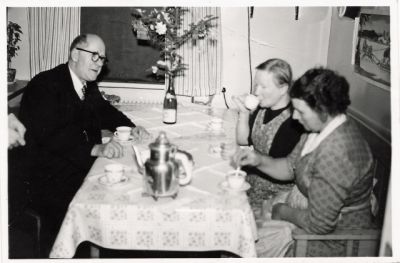 Man och 2 kvinnor vid kaffebord
