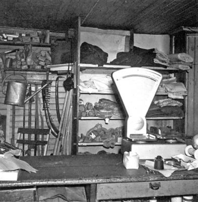 Interiör från lanthandel
Nyckelord: Våg Vattenkanna