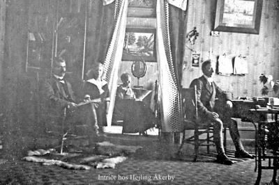 2 män, 1 kvinna och 1 flicka i finrum
