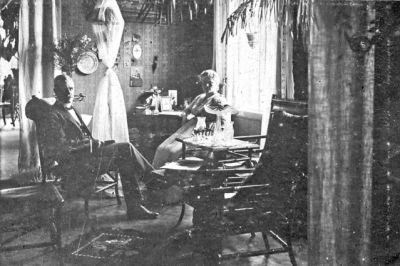 Man och kvinna sittande i rum
