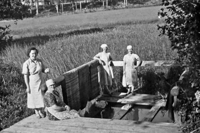 4 kvinnor som tvättar vid vattendrag
Nyckelord: Brygga;Matta