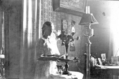 Kvinna stående i rum
