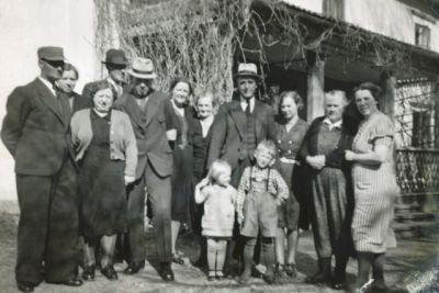 En gruppmänniskor framför byggnad
