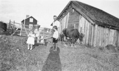 Man och 2 barn med mjölkkärra
Nyckelord: Mjölkså;Ko