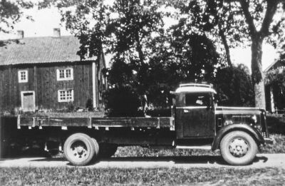 Lastbil framför byggnad
Nyckelord: Lastbil