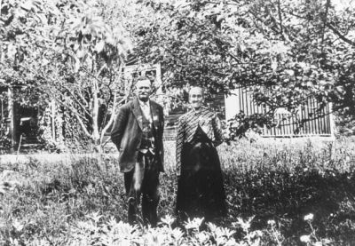 Man och kvinna framför byggnad
