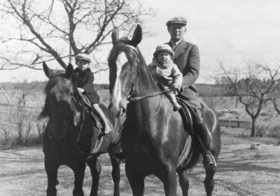 1 man 2 barn 2 hästar
Nyckelord: Häst