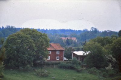 Landskapsvy med lantgård
