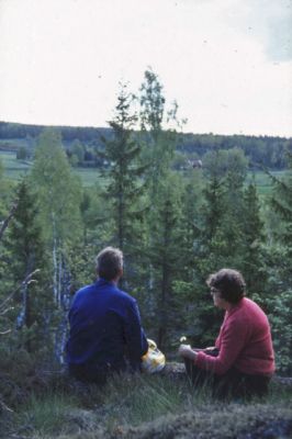 Man och kvinna med utsikt mot bondgård
