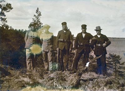 5 män stående på höjd
Nyckelord: Uniform