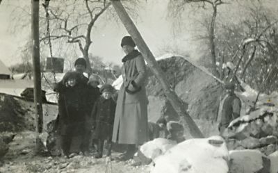 Män kvinnor och barn i skogsbacke
